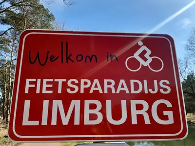 a red sign that reads welcome inglersynchronous limbo at B&B Orgel Thuis in Kinrooi