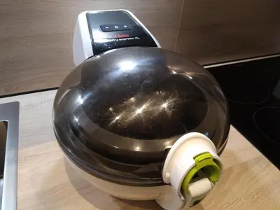 a bowl with a camera on top of a mixer at Hengelhoef vakantieverblijf DEN 5 in Houthalen-Helchteren