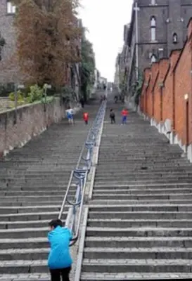 a group of people standing on the stairs of a stair case at Au 194 in Liège