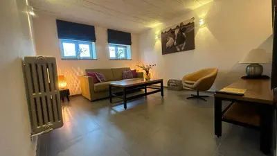 a living room with a couch and a table at Bed & Bets! in Geetbets