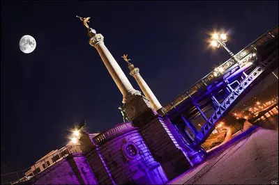 a building with a column with a moon in the background at Studio des jardins suspendus in Liège