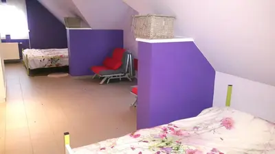 a room with a bed and a purple wall at Hemelse Helderheid in Maasmechelen