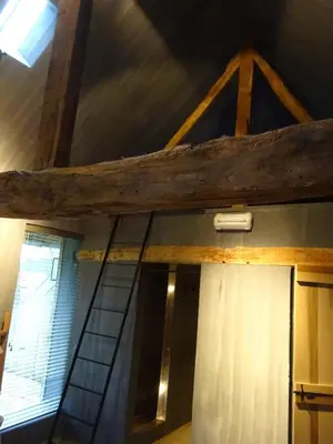 a wooden beam on the ceiling of a room at Moka & Vanille in Heusden - Zolder