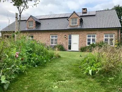 a house with a yard with plants at Vakantiewoning Pelterheggen in Grote Heide