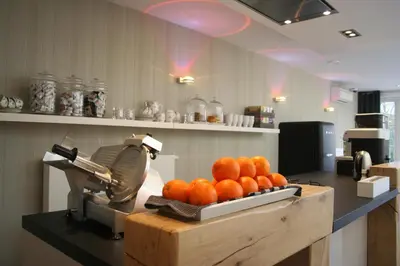 a pile of oranges on a counter with a juicer at B&B 4 Seasons in Riemst