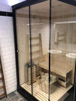 a glass window with two sinks and a bench at De Konik in Uikhoven