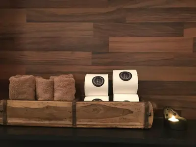 a wooden box with two towels on a table at Le petit béguinage in Tongeren