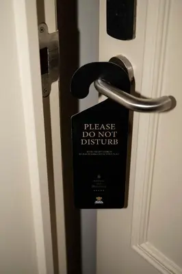 a sign on a door that says please do not disturb at Kasteel van Ordingen in Sint-Truiden