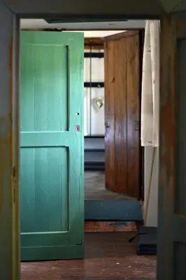 a green door in a room with a doorway at Vakantiewoning Veurservallei in Voeren