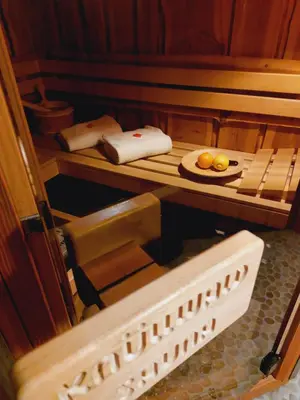 a model of a small kitchen with a plate of fruit at Baiser de Cupidon in Verviers