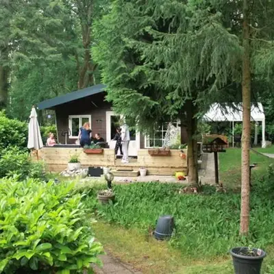 Nieuw vebouwd Vakantie Boshuisje Meibloempje