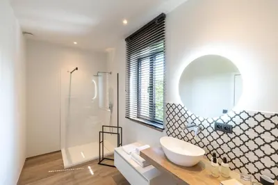 a bathroom with a sink and a mirror at B&B Punto Vélo in Zutendaal