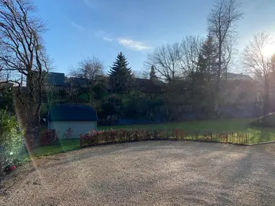 a garden with a fence and flowers in a yard at Le Retour aux Sources - Chambre d'Hôte chaleureuse et conviviale in Chaudfontaine
