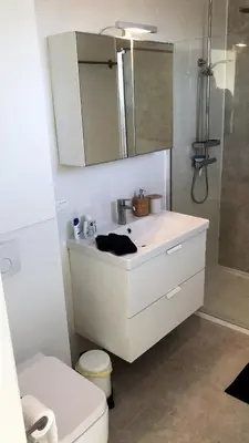 a bathroom with a sink and a toilet and a mirror at Gezellig 1 slaapkamer appartement nabij het stadscentrum in Hasselt
