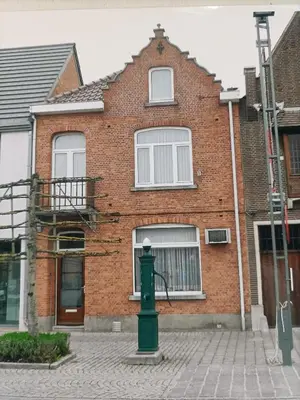 a brick house with a green post in front of it at Moodraz vakantiehuis centrum Peer in Peer
