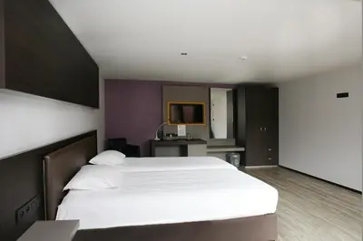 a bedroom with a large white bed in a room at Hotel Au Prince Royal in Leopoldsburg
