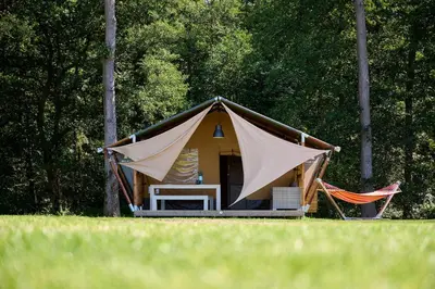 a small tent in the middle of a field at Glamping Belgisch Limburg in Oudsbergen