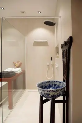 a blue and white bowl sitting on a chair in a room at 1 Bed Villa - Sleeps 2 - Garden - Parking - Wifi in Grote-Brogel