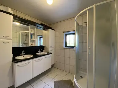 a bathroom with two sinks and a shower at Drieskenshoeve in Grote-Brogel
