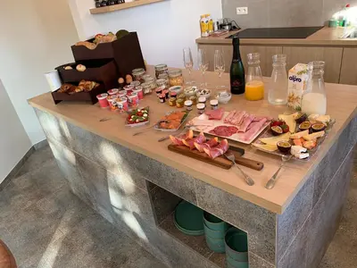a table with food and drinks on top of it at B&B elzartwinning in Hasselt