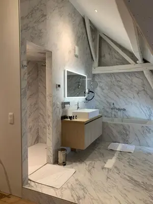 a bathroom with a sink and a mirror at B&B elzartwinning in Hasselt