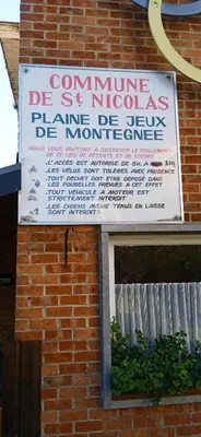 a sign on the side of a brick building at liège 4420 rue jean Jaurès 45 grande maison joyeuse avec terrasse 30m2 pour 8 personnes maximum in Saint-Nicolas