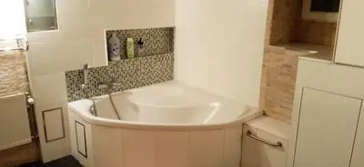 a bathroom with a large white sink in a room at liège 4420 rue jean Jaurès 45 grande maison joyeuse avec terrasse 30m2 pour 8 personnes maximum in Saint-Nicolas