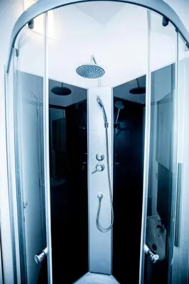 a bathroom with a shower and a mirror at Agréable chambre sur liège avc parking et wifi gratuit in Liège