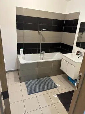 a bathroom with a tub and a sink at Belle appartement sur liège in Liège