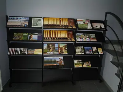 a book shelf filled with dvds at De Jölenberg in Heers