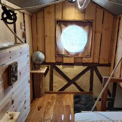 a room with a window and a swing at La Cabane du Coing in Visé
