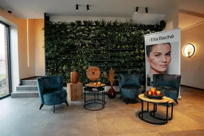 a lobby with chairs and a green wall at Domaine des Thermes in Awans