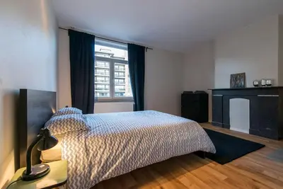 a bedroom with a bed and a window at Appartement 4 chambres à Liège in Liège