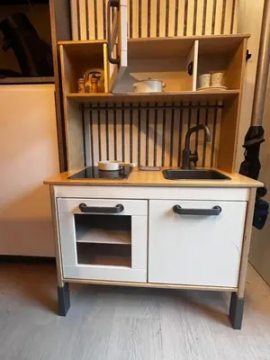 a kitchen island with a sink and a sink at Bos-Chalet bij Wijers Wandelroutes, Rust & Gezinsplezier Fijnspar 108 Hengelhoef in Houthalen-Helchteren