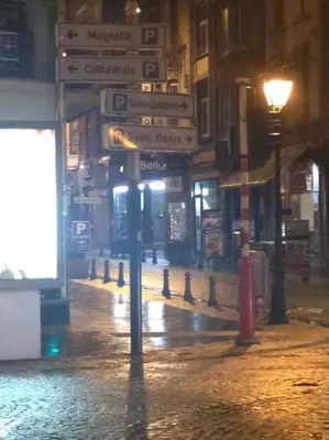 a street sign on a city street at night at Logment saint denis in Liège