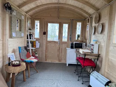 a small room with a table and chairs at Ontwaken tussen de paarden in Helen-Bos
